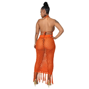 Vue de dos d'un ensemble en crochet orange avec haut dos nu et jupe à franges