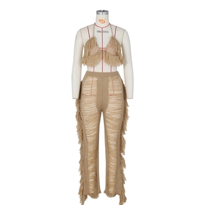 Detailansicht eines khakifarbenen Fransen-Bikini-Sets und hohler Strickhose im Boho-Stil