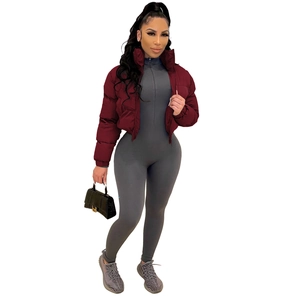 Damen Steppjacke in Burgunderrot kombiniert mit einem grauen gerippten Langarm-Body