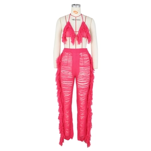 Detail eines pinkfarbenen Strick-Zweiteilers mit Fransen und hoch taillierter Hose