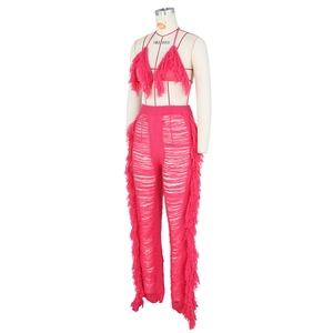Detailaufnahme des fuchsiafarbenen Stricksets mit Boho-Fransen und Cut-out-Strukturen