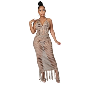 Détail d'un ensemble deux pièces au crochet kaki avec tricot ajouré et longues franges