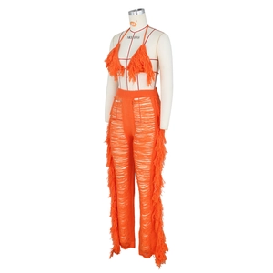 Detailansicht des orangefarbenen Strick-Zweiteilers mit Fransen und Cut-Out-Design