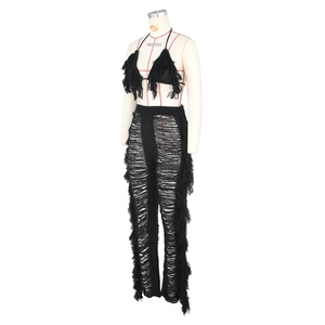 Detailansicht des schwarzen Strick-Sets mit Neckholder-Top und Fransenhose mit Cut-Outs