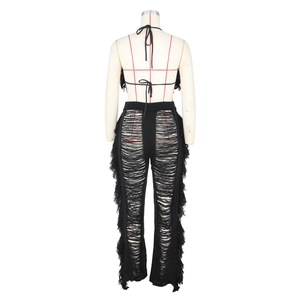 Detailansicht der Rückseite: Schwarzes Strick-Set mit Neckholder-Top und Fransen-Hose