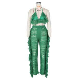 Detailansicht eines grünen Strick-Zweiteilers mit Fransen-Top und Distressed-Hose