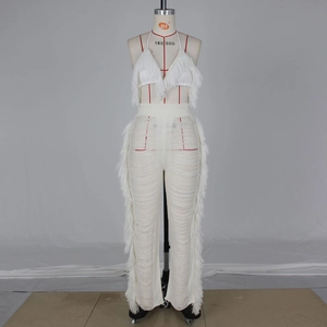 Detailansicht weißes Strick-Set mit langen Fransen und Neckholder-Bikini-Oberteil