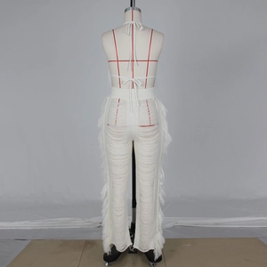 Detailansicht des Fransen-Strickdesigns und des ausgehöhlten Musters der weißen Hose