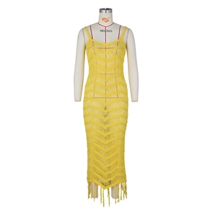 Dettaglio del vestito da spiaggia giallo all'uncinetto con motivo chevron e lunghe frange