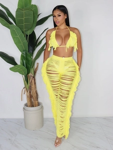 Detailansicht der gelben Strickhose mit Fransen und böhmischem Cut-Out-Design