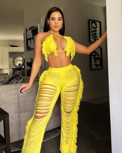 Detailansicht des gelben Stricksets mit Fransen am Crop-Top und an der langen Hose