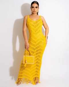 Dettaglio del motivo a maglia sul vestito lungo giallo con eleganti frange