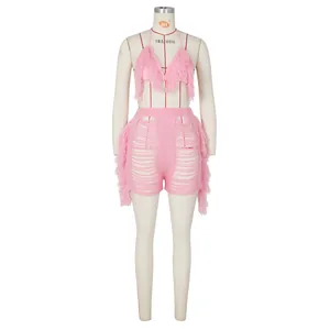 Détail d'un ensemble bikini deux pièces rose en tricot avec franges et short usé