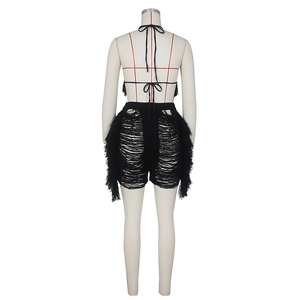 Vue arrière du haut licou en tricot noir et du short taille haute à franges longues