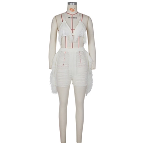 Détail d'un ensemble bikini en tricot blanc avec de longues franges style bohème