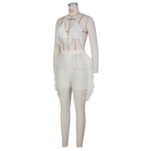 Détail de l'ensemble de plage crocheté blanc deux pièces avec franges avec haut dos nu et short