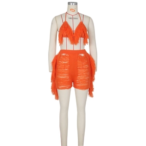 Détails du haut licou en maille orange avec franges et short texturé assorti