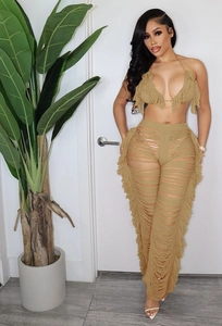 Detail von khakifarbenem Häkel-Set mit Fransen-Bikinioberteil und Cut-out-Hose