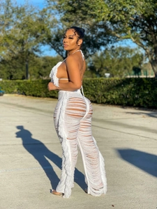Nahaufnahme von weißem Strickset mit Neckholder-Top und sexy Quasten-Hohle-Hose