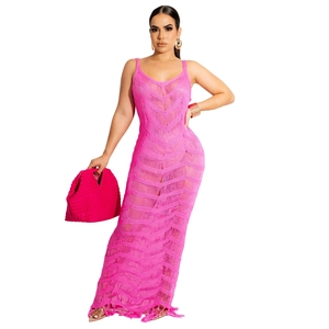 Dettaglio dell'abito lungo all'uncinetto rosa fucsia con orlo a frange e maglia a V