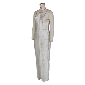 Dettaglio dell'abito bianco all'americana con frange fitte e silhouette lunga e sottile