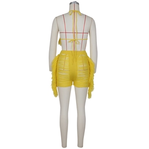 Vue arrière du haut licou et short à franges en tricot jaune sur un mannequin
