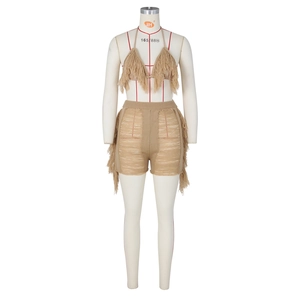 Détail du haut de bikini en tricot beige avec franges et short de plage à taille haute