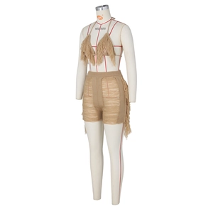 Détails de la maille du haut de bikini kaki avec franges et short à pompons assorti