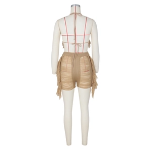 Dos de l'ensemble crochet kaki avec haut licou et short en maille à franges latérales
