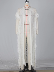 Gilet tricoté blanc sans manches style bohème avec de longues franges sur mannequin