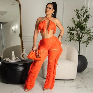 Details des orangefarbenen Strick-Zweiteilers mit Neckholder-Top und Fransen-Hose