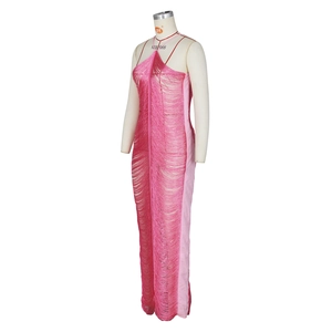Dettaglio dell'abito con frange rosa fucsia con scollo all'americana e nappe su manichino