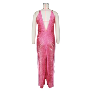 Dettaglio del vestito lungo fucsia con frange, scollatura a V profonda e nappe a balze