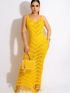 Abito lungo in maglia gialla da donna con frange, motivo a onde e pochette in paglia abbinata