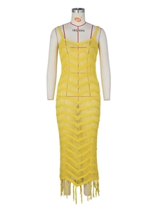 Abito lungo giallo in maglia all'uncinetto con trama a zig-zag e frange lunghe