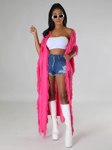 Détail du cardigan rose vif en maille avec franges bohèmes et design ouvert très long