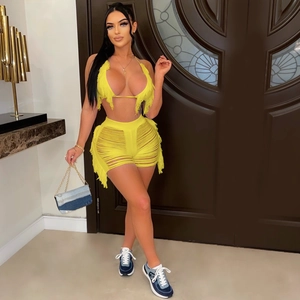 Détail du haut licou en tricot jaune avec franges et short à rayures ajouré assorti