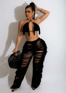 Detail des schwarzen Strick-Halter-Tops mit Fransen und Cut-out-Quasten-Hose