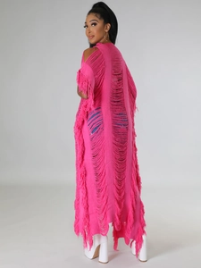 Vue détaillée du gilet en tricot rose avec franges bohèmes et dos ajouré artistique