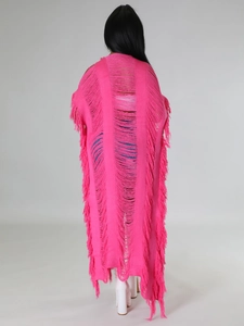 Vue arrière du gilet en maille rose avec détails de franges et de trous style déstructuré