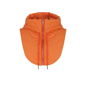 Détail d'un faux col à capuche matelassé orange vif avec fermeture éclair en métal