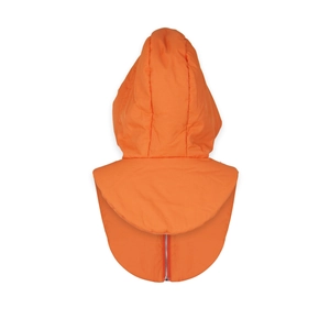 Détail d'un faux col à capuche orange vif avec rembourrage et fermeture éclair en métal argent