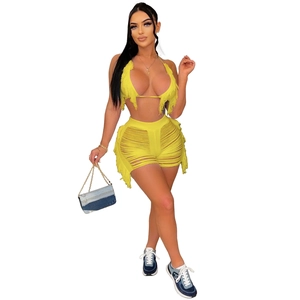 Détails du haut de bikini en tricot jaune et du short à franges assorti pour la plage