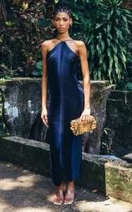 Dettaglio della trama di un abito lungo blu scuro con scollo all'americana e frange fit slim