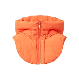 Détail du faux col orange à capuche avec texture matelassée, zip argenté et cordons