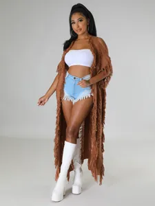 Détail d'un cardigan en maille marron foncé avec de longues franges et un style bohème