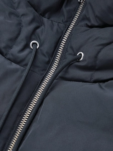 Détail du tissu imperméable avec fermeture éclair métallique et cordon tressé