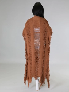 Détail d'un cardigan marron en maille avec rayures ajourées au dos et longues franges