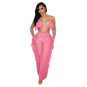 Detaillierte Nahaufnahme des pinkfarbenen Fransen-Stricksets mit Hohlraum-Design