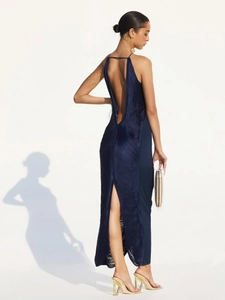 Dettaglio vestito blu navy con frange e schiena scoperta con spalline e spacco alto